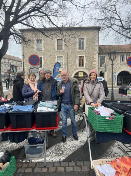 Nous sommes allés à Pont Saint Esprit à la rencontre de Guy MARTIN, responsable du camion itinérant du Secours Catholique et de son équipe. Il nous explique l'accueil des personnes démunies autour d'un café en leur apportant un peu de réconfort. Ceux-ci peuvent repartir avec des vêtements.